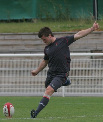 23.07.07 Wales World Cup Squad Training, St. Nazaire, France Ceri Sweeney puts in some kicking practise as Wales  prepare for the World Cup at their training camp in St. Nazaire, France. Darren Griffiths/