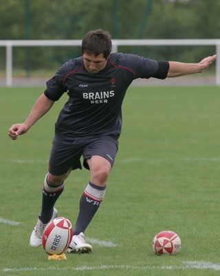 23.07.07 Wales World Cup Squad Training, St. Nazaire, France Gavin Henson puts in some kicking practise at the Welsh team training camp in St.  Nazaire, France Darren Griffiths/