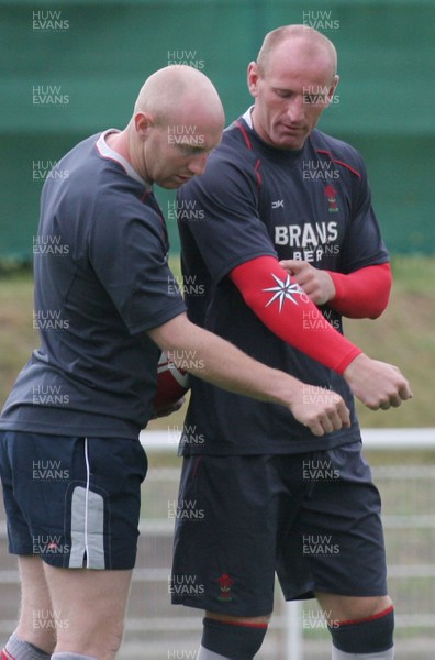 23.07.07 Wales World Cup Squad Training, St. Nazaire, France Tom Shanklin(L) & Gareth Thomas compare muscles during Wales' training camp at St. Nazaire RFC Darren Griffiths/
