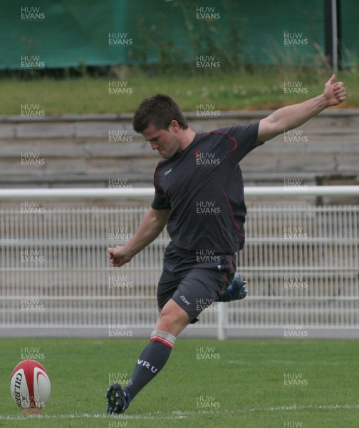 23.07.07 Wales World Cup Squad Training, St. Nazaire, France Ceri Sweeney puts in some kicking practise as Wales  prepare for the World Cup at their training camp in St. Nazaire, France. Darren Griffiths/