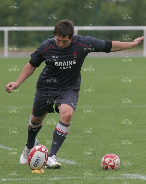 23.07.07 Wales World Cup Squad Training, St. Nazaire, France Gavin Henson puts in some kicking practise at the Welsh team training camp in St.  Nazaire, France Darren Griffiths/