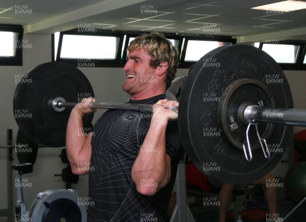 24.07.07 Wales World Cup Squad Training, St. Nazaire, France Huw Bennett prepares to lift as The Welsh team spend a session in the gym at their training camp in St. Nazaire, France. Darren Griffiths/