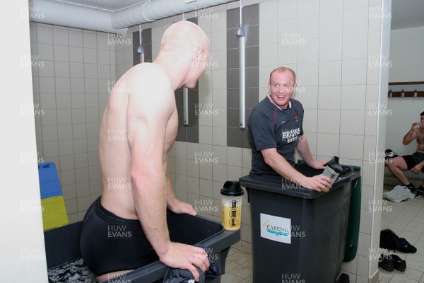 25.07.07 Wales World Cup Squad Training, St. Nazaire, France (L-R) Tom Shanklyn & Martyn Williams take to the ice baths following full contact training at  Wales' training camp in St. Nazaire, France. 