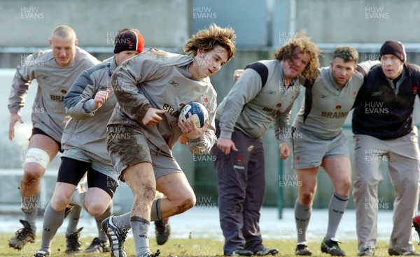 250205 - Wales Rugby Training in Paris - Ryan Jones makes a break