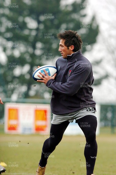 250205 - Wales Rugby Training in Paris - Gavin Henson trains in suitable attire for the weather