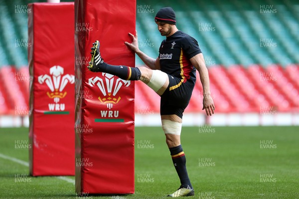 030216 - Wales Rugby Training - Sam Warburton during training