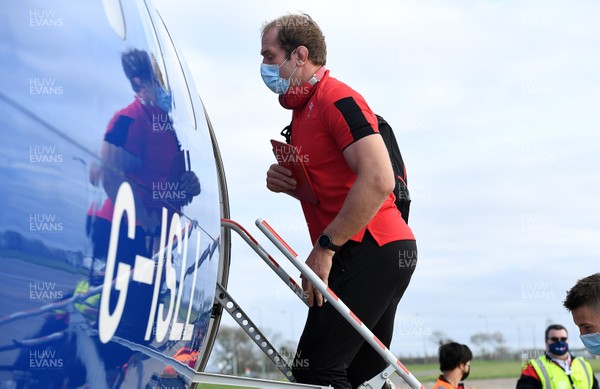 221020 - Wales Rugby travel from Cardiff Airport to Paris for their game against France - Alun Wyn Jones boards the plane