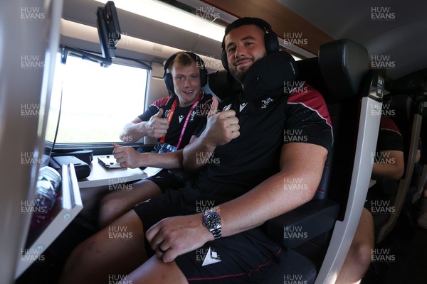 070923 - The Wales Rugby Travel from Paris to Bordeaux on the train ahead of their opening Rugby World Cup game -  Nick Tompkins and Gareth Thomas give the thumbs up for the journey
