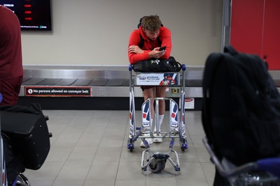 130726 - Wales Rugby team travel to South Africa from Argentina - Ellis Mee