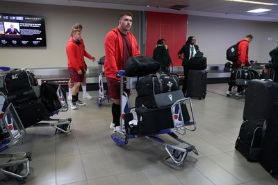 130726 - Wales Rugby team travel to South Africa from Argentina - Ben Warren