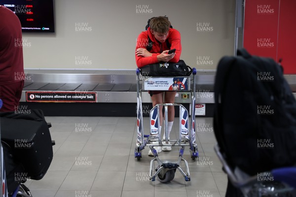 130726 - Wales Rugby team travel to South Africa from Argentina - Ellis Mee