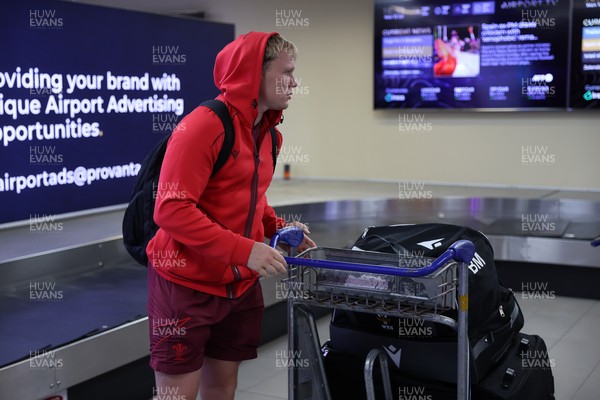 130726 - Wales Rugby team travel to South Africa from Argentina - Blair Murray