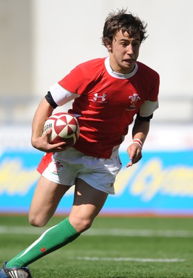 12.04.09 - Wales Under 16s v England Under 16s - 4 Nations Under 16/17 Tournament 2009 - Wales' Luke Treharne runs in to score try. 