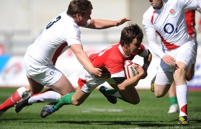 12.04.09 - Wales Under 16s v England Under 16s - 4 Nations Under 16/17 Tournament 2009 - Wales' Luke Treharne runs in to score try. 