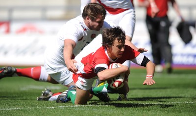 12.04.09 - Wales Under 16s v England Under 16s - 4 Nations Under 16/17 Tournament 2009 - Wales' Luke Treharne runs in to score try. 