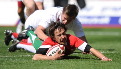 12.04.09 - Wales Under 16s v England Under 16s - 4 Nations Under 16/17 Tournament 2009 - Wales' Luke Treharne runs in to score try. 