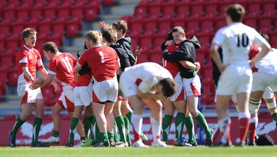12.04.09 - Wales Under 16s v England Under 16s - 4 Nations Under 16/17 Tournament 2009 - Wales players celebrate win. 