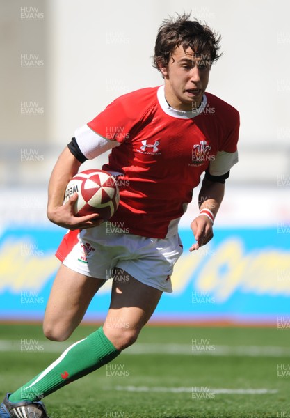 12.04.09 - Wales Under 16s v England Under 16s - 4 Nations Under 16/17 Tournament 2009 - Wales' Luke Treharne runs in to score try. 