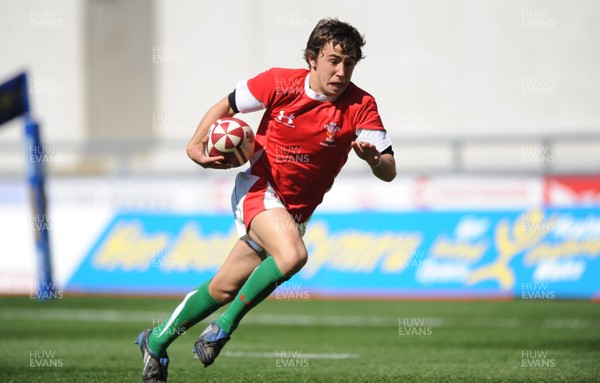 12.04.09 - Wales Under 16s v England Under 16s - 4 Nations Under 16/17 Tournament 2009 - Wales' Luke Treharne runs in to score try. 