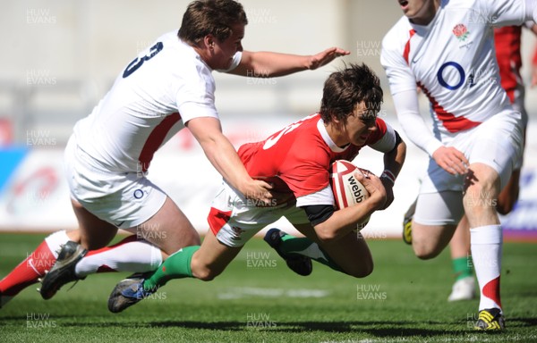 12.04.09 - Wales Under 16s v England Under 16s - 4 Nations Under 16/17 Tournament 2009 - Wales' Luke Treharne runs in to score try. 