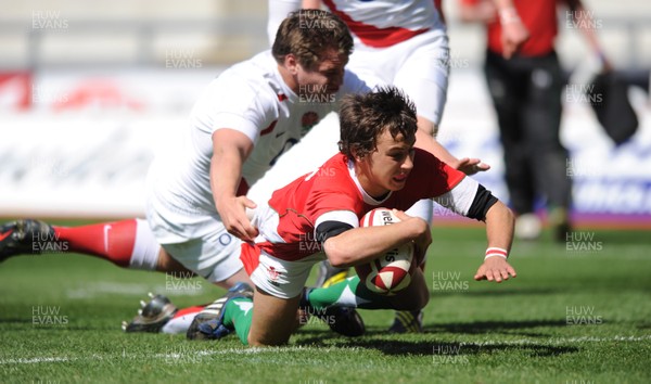 12.04.09 - Wales Under 16s v England Under 16s - 4 Nations Under 16/17 Tournament 2009 - Wales' Luke Treharne runs in to score try. 