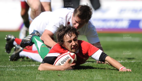 12.04.09 - Wales Under 16s v England Under 16s - 4 Nations Under 16/17 Tournament 2009 - Wales' Luke Treharne runs in to score try. 