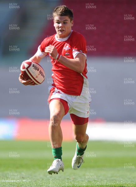12.04.09 - Wales Under 16s v England Under 16s - 4 Nations Under 16/17 Tournament 2009 - Wales' Harry Robinson. 