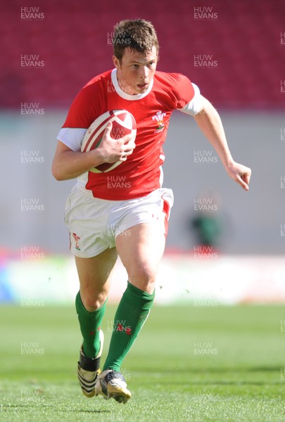12.04.09 - Wales Under 16s v England Under 16s - 4 Nations Under 16/17 Tournament 2009 - Wales' Gethin Hunter. 