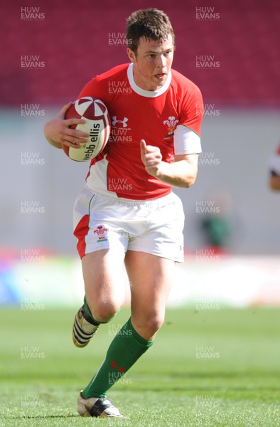 12.04.09 - Wales Under 16s v England Under 16s - 4 Nations Under 16/17 Tournament 2009 - Wales' Gethin Hunter. 