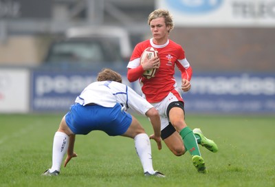 15.04.09 - Wales Under 16s v Italy Under 17s - 4 Nations Under 16/17 Tournament 2009 - Wales' Matthew Roberts. 