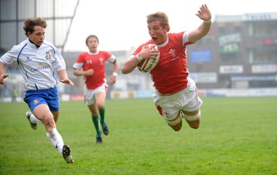 15.04.09 - Wales Under 16s v Italy Under 17s - 4 Nations Under 16/17 Tournament 2009 - Wales' Reuben Tucker. 