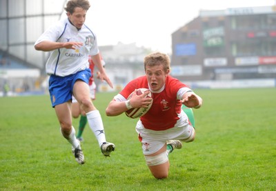 15.04.09 - Wales Under 16s v Italy Under 17s - 4 Nations Under 16/17 Tournament 2009 - Wales' Reuben Tucker. 