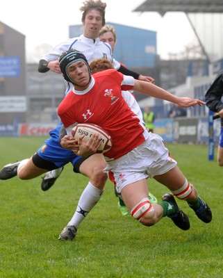 15.04.09 - Wales Under 16s v Italy Under 17s - 4 Nations Under 16/17 Tournament 2009 - Wales' Calum Thomas. 