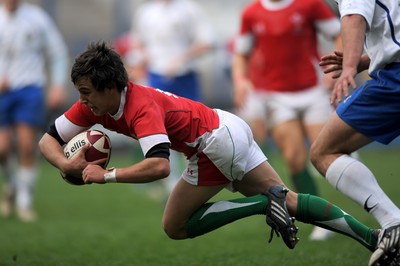 15.04.09 - Wales Under 16s v Italy Under 17s - 4 Nations Under 16/17 Tournament 2009 - Wales' Luke Treharne. 
