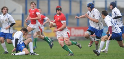 15.04.09 - Wales Under 16s v Italy Under 17s - 4 Nations Under 16/17 Tournament 2009 - Wales' Will Thomas. 