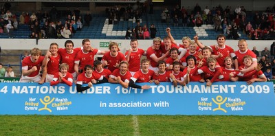 15.04.09 - Wales Under 16s v Italy Under 17s - 4 Nations Under 16/17 Tournament 2009 - Wales players celebrate win. 