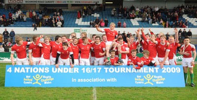 15.04.09 - Wales Under 16s v Italy Under 17s - 4 Nations Under 16/17 Tournament 2009 - Wales players celebrate win. 