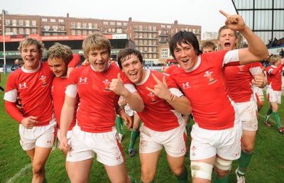 15.04.09 - Wales Under 16s v Italy Under 17s - 4 Nations Under 16/17 Tournament 2009 - Wales players celebrate win. 