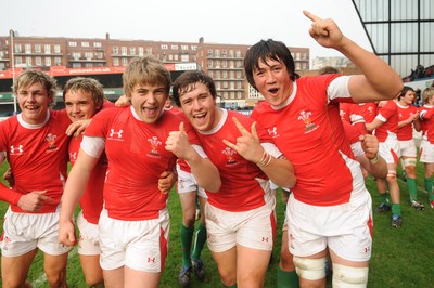 15.04.09 - Wales Under 16s v Italy Under 17s - 4 Nations Under 16/17 Tournament 2009 - Wales players celebrate win. 