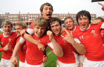 15.04.09 - Wales Under 16s v Italy Under 17s - 4 Nations Under 16/17 Tournament 2009 - Wales players celebrate win. 