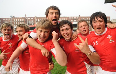 15.04.09 - Wales Under 16s v Italy Under 17s - 4 Nations Under 16/17 Tournament 2009 - Wales players celebrate win. 