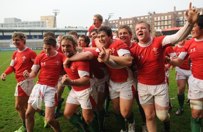 15.04.09 - Wales Under 16s v Italy Under 17s - 4 Nations Under 16/17 Tournament 2009 - Wales players celebrate win. 