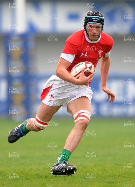 15.04.09 - Wales Under 16s v Italy Under 17s - 4 Nations Under 16/17 Tournament 2009 - Wales' Calum Thomas. 