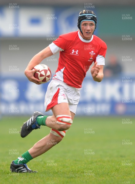 15.04.09 - Wales Under 16s v Italy Under 17s - 4 Nations Under 16/17 Tournament 2009 - Wales' Calum Thomas. 