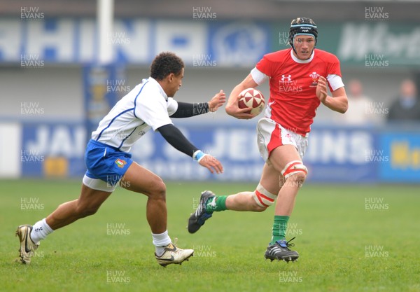 15.04.09 - Wales Under 16s v Italy Under 17s - 4 Nations Under 16/17 Tournament 2009 - Wales' Calum Thomas. 