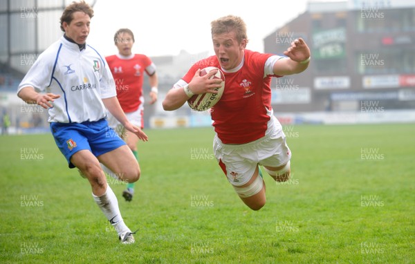 15.04.09 - Wales Under 16s v Italy Under 17s - 4 Nations Under 16/17 Tournament 2009 - Wales' Reuben Tucker. 