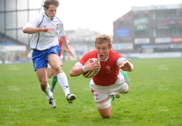 15.04.09 - Wales Under 16s v Italy Under 17s - 4 Nations Under 16/17 Tournament 2009 - Wales' Reuben Tucker. 