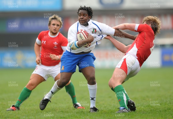 15.04.09 - Wales Under 16s v Italy Under 17s - 4 Nations Under 16/17 Tournament 2009 - Italy's Offorlino Ikenna. 