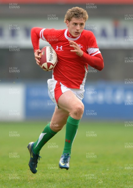 15.04.09 - Wales Under 16s v Italy Under 17s - 4 Nations Under 16/17 Tournament 2009 - Wales' Cieran Driscoll. 