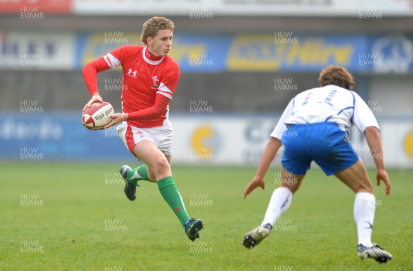 15.04.09 - Wales Under 16s v Italy Under 17s - 4 Nations Under 16/17 Tournament 2009 - Wales' Cieran Driscoll. 